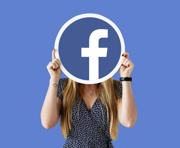 Mujer con cartel de facebook