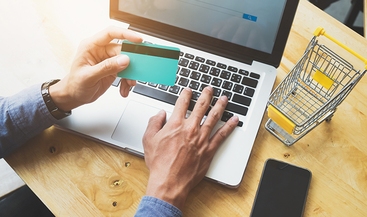 Persona comprando online
